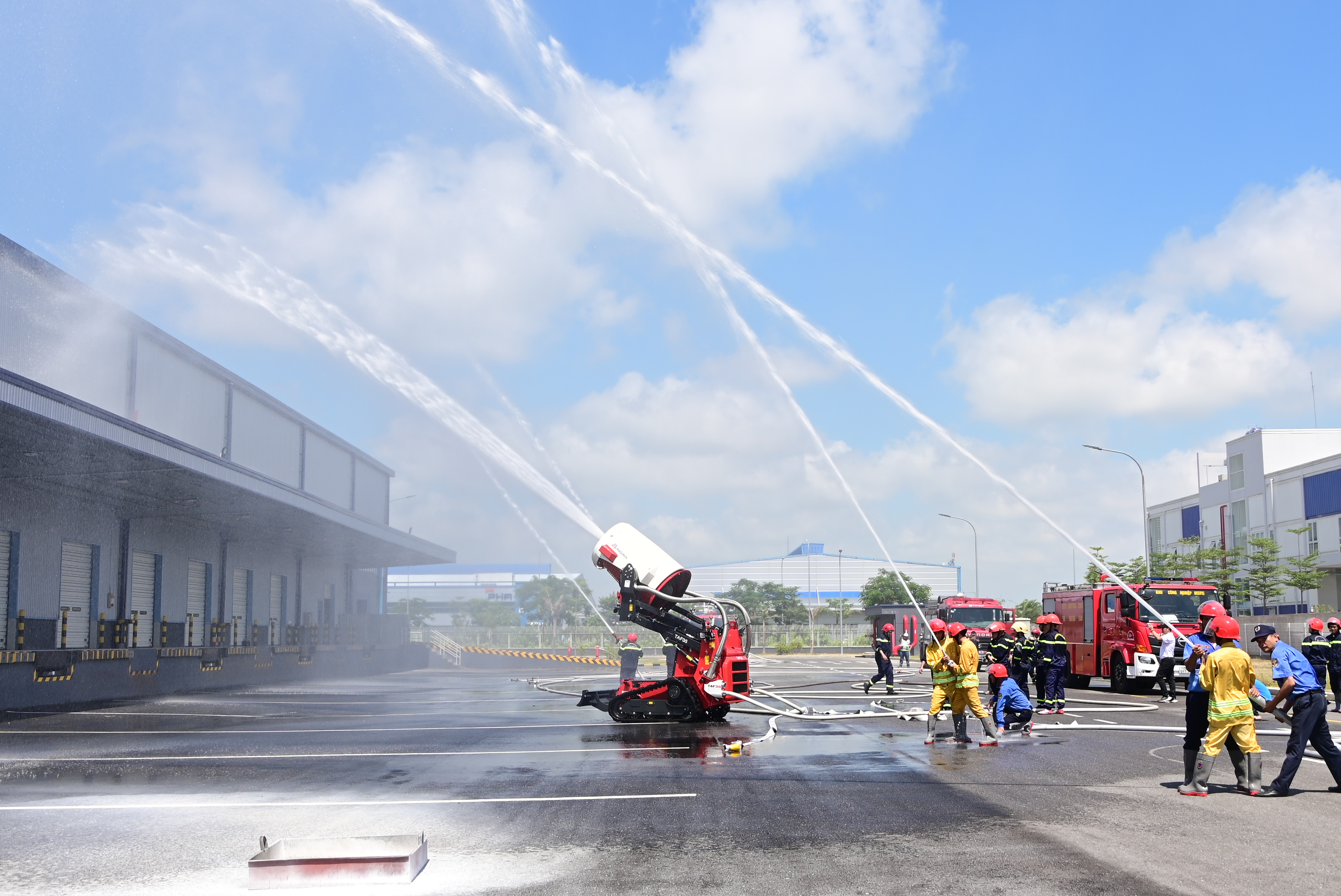 Thực tập phương án chữa cháy và cứu nạn, cứu hộ tại Khu công nghiệp Deep C2B (Hải An)